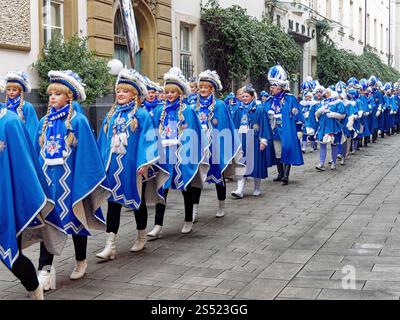 Duesseldorf, Allemagne, 11 janvier 2025 - jour du Carnaval, 200 ans du Carnaval de Duesseldorf, défilé en costumes de carnaval traditionnels Banque D'Images