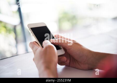 Silhouette de mains de femme en forme de coeur avec lever de soleil au milieu. Silhouette de mains de femme en forme de coeur avec lever de soleil au milieu et à la plage Banque D'Images