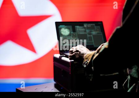 L'agent de l'armée nord-coréenne effectue une reconnaissance tactique, en utilisant un ordinateur portable pour l'analyse des données et la planification des missions. L'agent militaire du régime de Pyongyang regarde la carte aérienne à l'écran, repérant les cibles Banque D'Images