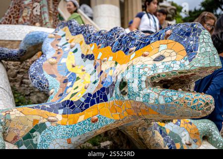 L'emblématique sculpture de lézard en céramique, 'El DRAC', au Park Güell à Barcelone, conçue par Antoni Gaudí. Banque D'Images