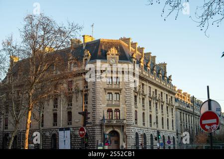 Architecture historique bordant une rue parisienne pendant l'heure d'or Banque D'Images