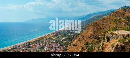 Fiumefreddo Bruzio (l'un des plus beaux villages de l'Italie) sur une montagne au sommet d'une colline au-dessus de la côte de la mer Tyrrhénienne, province de Cosenza, Calabre, Italie. Banque D'Images