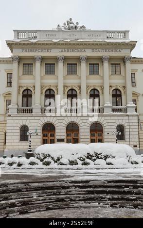 Belle nuit paysage d'hiver dans le centre de la ville de Lviv, Ukraine. L'Université Nationale Polytechnique de Lviv en façade du bâtiment principal et l'entrée. Banque D'Images