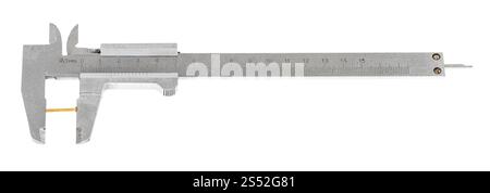 Vue de dessus du vieux étriers en acier mesures vis laiton isolé sur fond blanc Banque D'Images