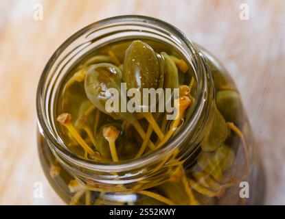 Végétarien de câpres en conserve dans un pot en verre Banque D'Images