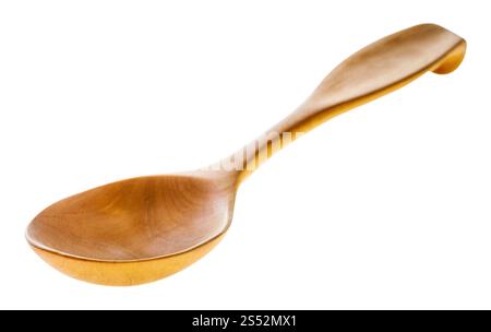 Cuillère à soupe en bois d'aubépine sculptée à la main gros plan isolé sur fond blanc (focus sur le bord avant de la cuillère) Banque D'Images