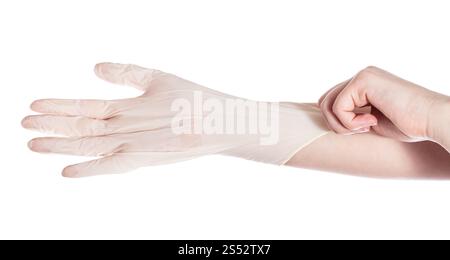 Vue de dessus de la femelle porte des gants en latex sur une autre main isolé sur fond blanc Banque D'Images