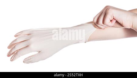 Au-dessus de la main de femme porte des gants en latex sur une autre main isolé sur fond blanc Banque D'Images
