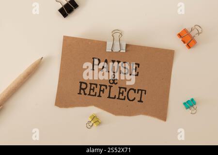 Tableau noir écrit pause réfléchir avec réveil. Faites une pause et réfléchissez le mot avec l'heure sur l'arrière-plan du tableau. Banque D'Images