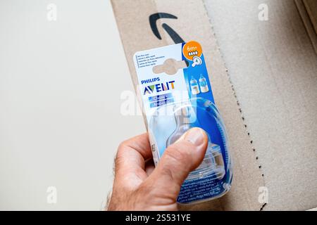 Paris, France - 16 mai 2021 : les tétines de biberon Philips Avent Classic plus anti-coliques, conçues pour 6 mois et plus, sont maintenues contre une boîte en carton Banque D'Images