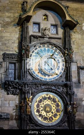 Horloge astronomique de Prague ou Prague Orloj (installée en 1410). De Stare Mesto (Old Town) vue de nuit, Prague, République tchèque. Banque D'Images