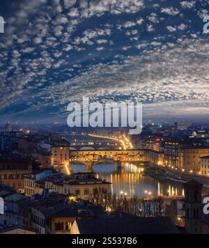 La ville de Florence de nuit vue de dessus (Italie, Toscane) sur le fleuve Arno. Banque D'Images