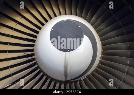 Turbine pour moteur d'avion commercial. Vue rapprochée de la photo. Détail du moteur d'avion. gros plan Banque D'Images