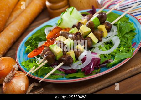 Brochettes de cœurs de poulet avec avocat Banque D'Images