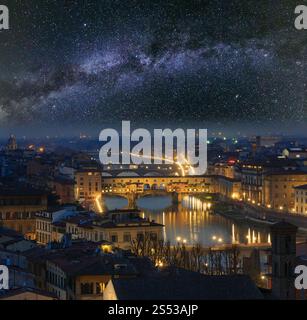 La ville de Florence de nuit vue de dessus (Italie, Toscane) sur le fleuve Arno avec voie lactée dans le ciel étoilé Banque D'Images