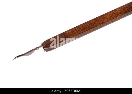 Vue de côté de la nib couverts par l'encre noire dans la région de brown stylo dip close up isolé sur fond blanc Banque D'Images