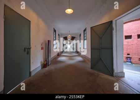 Regardant directement vers le bas une des nombreuses ailes, des couloirs pleins de cellules. Au musée d'histoire de la prison Seodaemun à Séoul, Corée. Banque D'Images