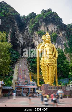 Statue de Murugan et escaliers dans le temple des grottes de Batu, Kuala Lumpur, Malaisie. Statue de Murugan dans le temple des grottes de Batu, Kuala Lumpur, Malaisie Banque D'Images