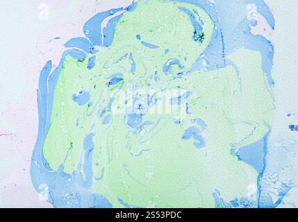 taches abstraites peintes à la main dans la technique de peinture à flux acrylique fluide par des peintures bleues et vertes sur fond de papier texturé blanc et rose Banque D'Images