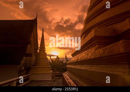 Le Wat Bot muang dans la vieille ville de la ville de Chanthaburi dans le nord de la Thaïlande. Thaïlande, Chanthaburi, novembre 2018. THAÏLANDE CHANTHABURI Banque D'Images