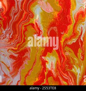 Photo abstrait peint à la main en acrylique technique de peinture liquide débit par rouge, argent et jaune peint sur toile Banque D'Images