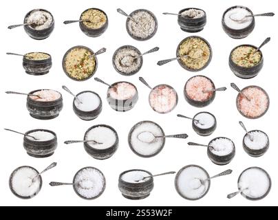 Mettre de l'ancien grenier à sel d'argent vintage avec cuillère avec divers sels isolé sur fond blanc Banque D'Images