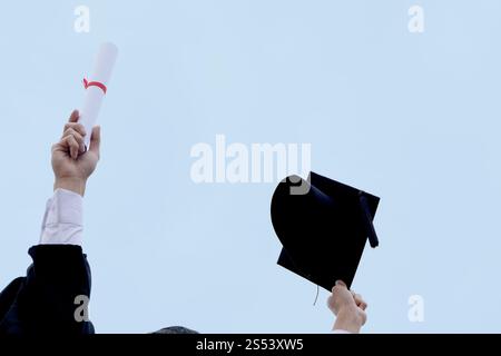 Étudiant avec félicitations, les diplômés portant une robe de graduation de l'université Banque D'Images