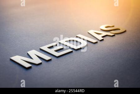 Médias de mots écrits avec des lettres pleines blanches sur un tableau. Mot médias écrits avec des lettres pleines blanches Banque D'Images