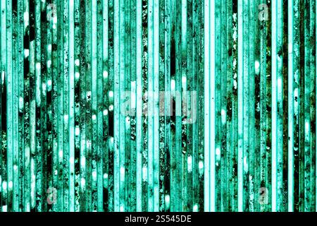 vue de dessous du toit extérieur sale du hangar depuis le panneau en polycarbonate en nid d'abeille vert translucide usagé Banque D'Images