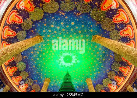 Le temple Wat Pak Nam à Thonburi près de la ville de Bangkok en Thaïlande en Asie du Sud. Thaïlande, Bangkok, novembre 2019. THAÏLANDE BANGKOK Banque D'Images