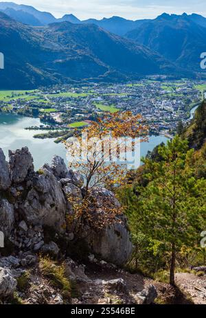 Automne paisible montagne Alpes vue sur le lac Traunsee de Kleiner Sonnstein sommet rock, Ebensee, Autriche. Banque D'Images