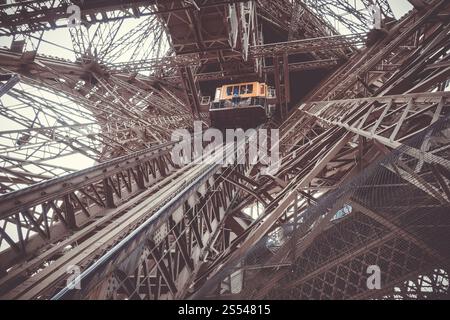 Structure de la Tour Eiffel et ascenseur vue de l'intérieur, Paris, France. Structure de la Tour Eiffel et ascenseur, Paris, France Banque D'Images