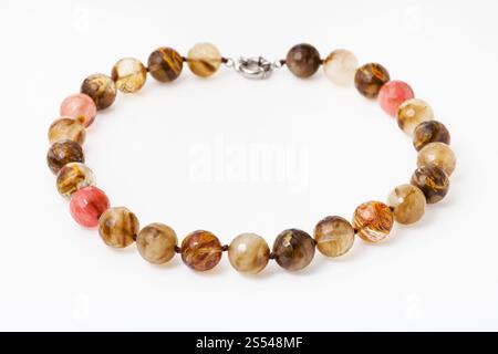 Collier Agate translucide de gemsones on white background Banque D'Images