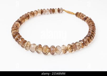 De multiples facettes collier quartz fumé gemsones on white background Banque D'Images