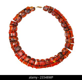 Vue de dessus du collier ambre pièces plates à facettes polies isolé sur fond blanc Banque D'Images