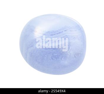 Gros plan de l'échantillon de minéral naturel de la collection géologique - agate de dentelle bleue polie (Chalcédoine) pierre précieuse isolée sur fond blanc. Banque D'Images