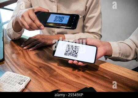 Paiement par code QR. Femme scannant le code QR concept de technologie Cashless d'achat en ligne Banque D'Images