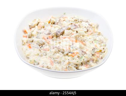 Portion de salade Olivier russe dans un bol blanc isolé sur fond blanc. Portion de salade Olivier russe dans un bol blanc Banque D'Images