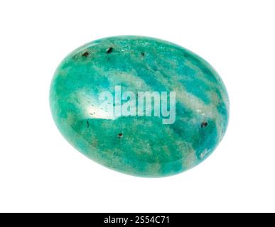 Gros plan de l'échantillon de minéral naturel de la collection géologique - pierre précieuse amazonienne verte moulue isolée sur fond blanc. vert trempé Banque D'Images