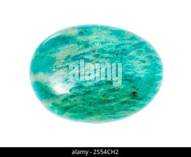Gros plan de l'échantillon de minéral naturel de la collection géologique - pierre gemme amazonienne verte moulue isolée sur fond blanc. vert trempé Banque D'Images