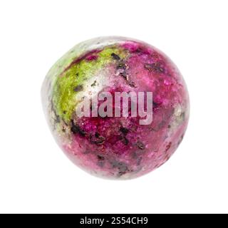 Gros plan de l'échantillon de minéral naturel de la collection géologique - zoisite polie (anyolite) pierre précieuse isolée sur fond blanc. Zoisite polie Banque D'Images