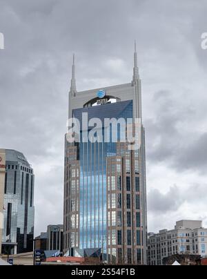 NASHVILLE, TN - 15 mars 2024 : le bâtiment AT&T au centre-ville de Nashville, également connu sous le nom de Batman Building ou Bat Tower. Banque D'Images