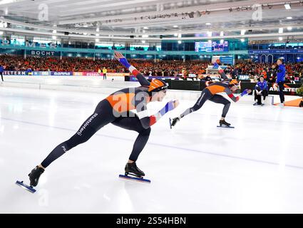 Jenning de Boo (NED) et Merijn Scheperkamp (NED) s'affrontent sur 500m lors des Championnats d'Europe de patinage de vitesse Allround & Sprint le 11 janvier 2025 au stade Thialf, Heerenveen, pays-Bas crédit : SCS/Soenar Chamid/AFLO/Alamy Live News Banque D'Images