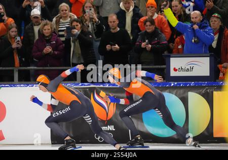 Départ de Jenning de Boo (NED) et Merijn Scheperkamp (NED) sur 500m MAN lors des Championnats d'Europe de patinage de vitesse Allround & Sprint le 10 janvier 2025 au stade Thialf, Heerenveen, pays-Bas crédit : SCS/Soenar Chamid/AFLO/Alamy Live News Banque D'Images