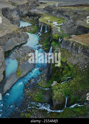 Vue aérienne d'un canyon rempli de cascades dans les Highlands d'Islande. Un affichage luxuriant et spectaculaire de la beauté naturelle intacte Banque D'Images