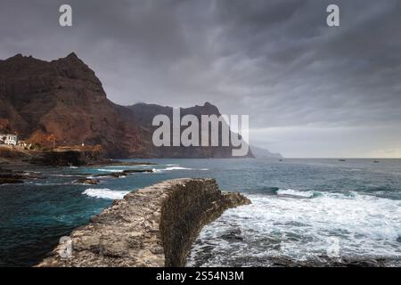 Falaises et vue sur l'océan à Ponta do sol, île de Santo Antao, Cap Vert, Afrique. Falaises et vue sur l'océan à Ponta do sol, île de Santo Antao, Cap Vert Banque D'Images