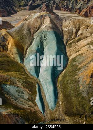 Vue aérienne d'une montagne de couleur émeraude dans les Highlands d'Islande. Ses teintes vibrantes et ses textures uniques soulignent la beauté volcanique spectaculaire de la région Banque D'Images