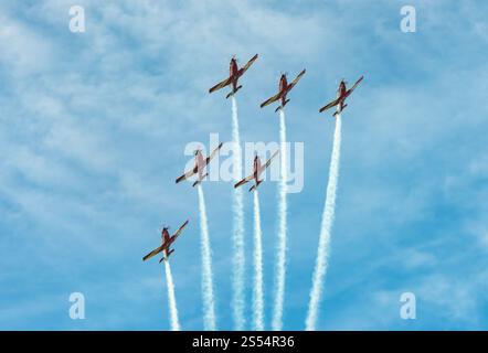 GOLD COAST, QUEENSLAND, AUSTRALIE. 17 AOÛT 2024. L'équipe d'exposition acrobatique de la Royal Australian Air Force, les Roulettes, pilotent des Pilatus PC-21. Banque D'Images