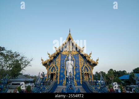 Le Temple Bleu ou Wat Rong Suea Ten dans la ville de Chiang Rai dans le nord de la Thaïlande. Thaïlande, Chiang Rai, novembre 2019. THAÏLANDE CHIANG RAI BLEU Banque D'Images