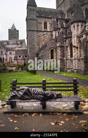 Sculpture endormie sur un banc devant Christ Church, Dublin Irlande Banque D'Images